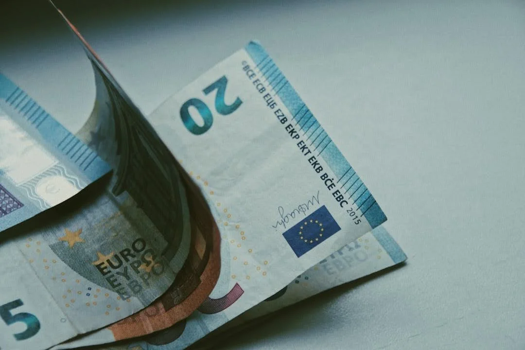 Billets en euros posés sur une table.