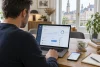 Client consultant un espace bancaire en ligne depuis son domicile.