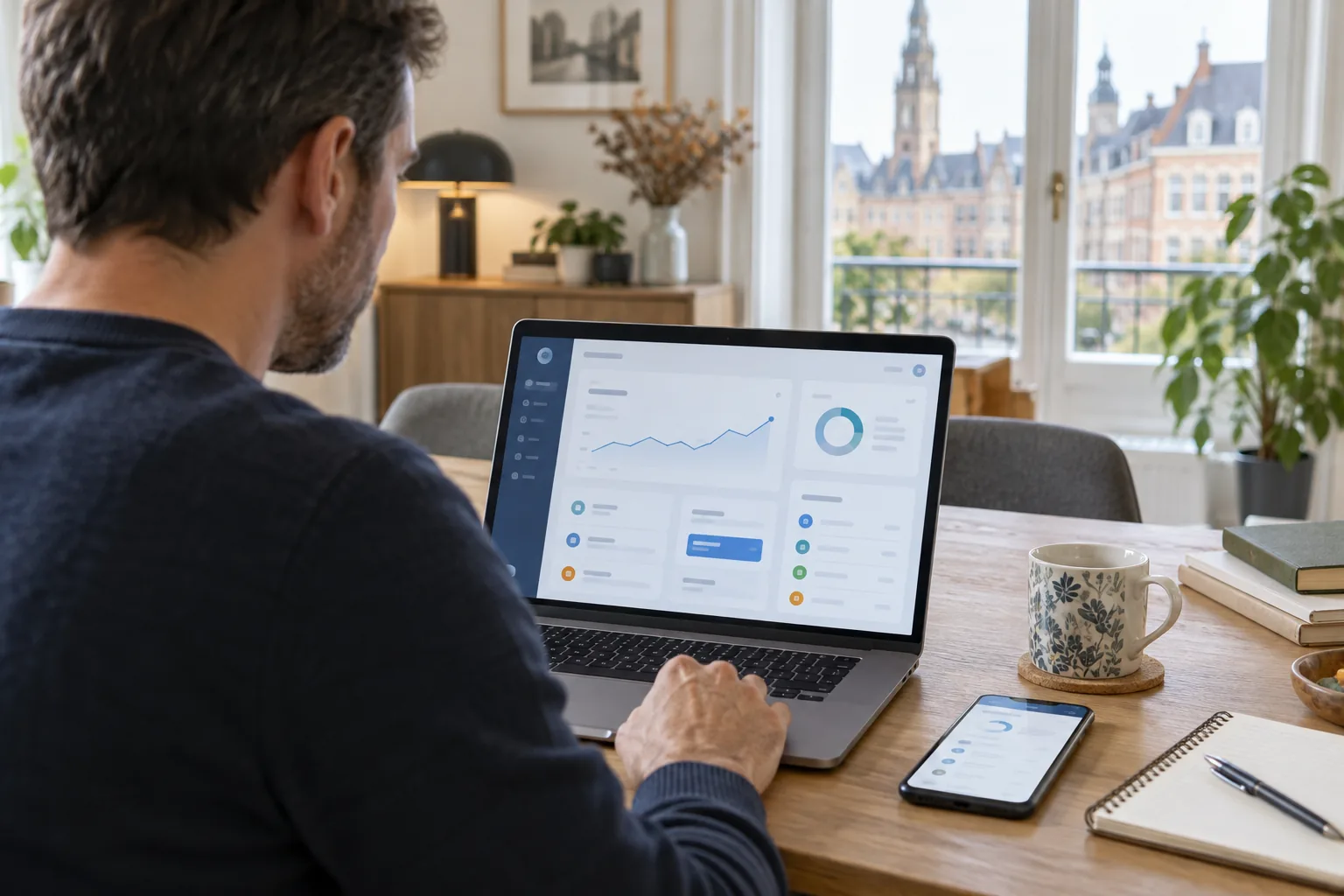 Client consultant un espace bancaire en ligne depuis son domicile.