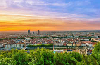 Vue panoramique de Lyon au coucher du soleil