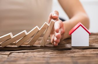 Main protégeant une maison contre une série de risques